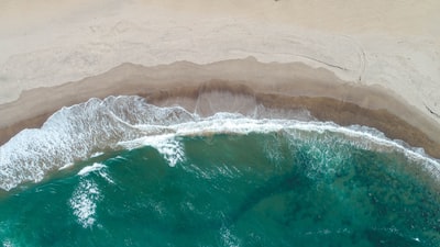 海浪拍岸航拍照片